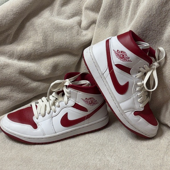 NIB Women's‎ Air Jordan 1 Mid White Pomegranate Red Sneakers Shoes BQ6472-161 - Picture 1 of 6